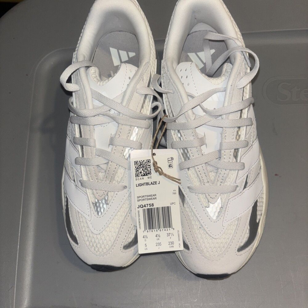 adidas Lightblaze Shoe Size 5 New With Box  White BOX IS SLIGHTLY DAMAGED